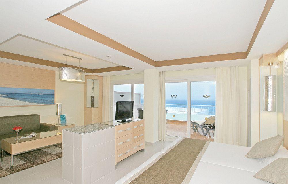 Riu La Mola Hotell Playa Migjorn Exteriör bild
