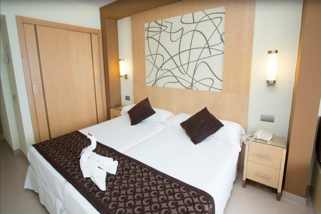 Riu La Mola Hotell Playa Migjorn Exteriör bild